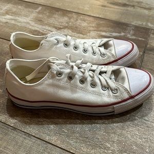 Women’s low top size 9.5, white converse